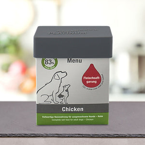 PLATINUM Praktičen Pokrovček MENU za shranjevanje mokre hrane je popolna rešitev za preprosto shranjevanje pasje hrane iz Platinum Menu konzerve s piščancem, z ilustracijo psa in mladiča ter oznako "83% svežega mesa.